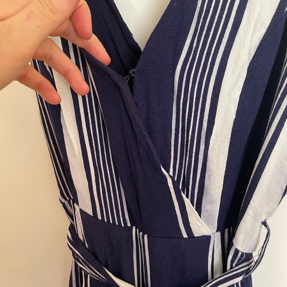 Lulu’s NWOT Navy Striped Jumpsuit, Small - Picture 4 of 6